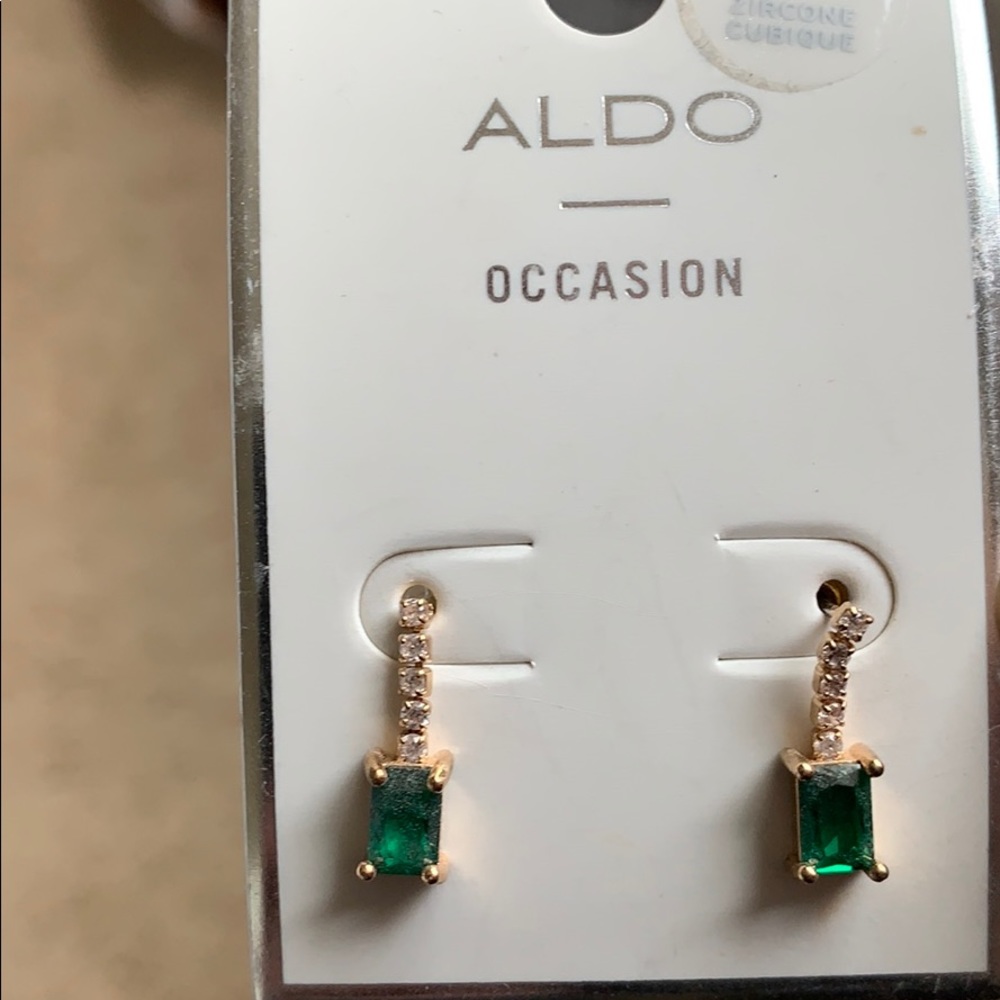 Delicate gold / emerald earrings